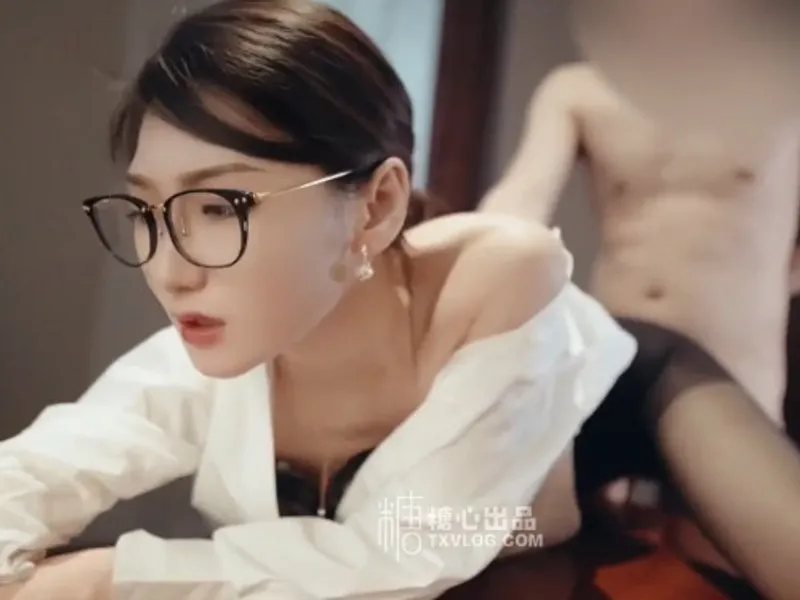 Vào phòng riêng được sếp nữ dâm đãng mút thằng nhỏ cho