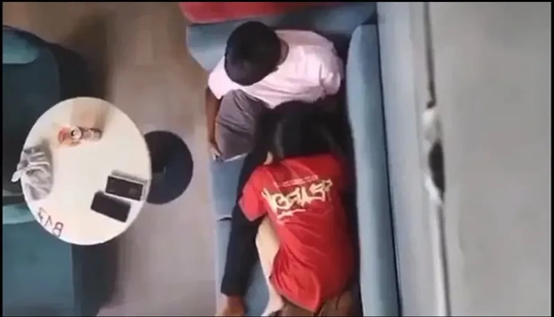 Quay lén eny bú mút cho người yêu nơi công cộng