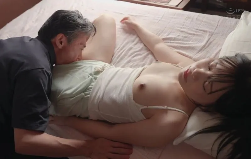 Bố già tích cực vét máng đứa bé gái lâu ngày về quê giờ đã trưởng thành