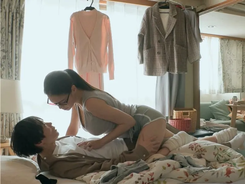 được chị gần nhà "an ủi" khi người yêu đi ngoại tình